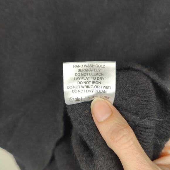 Quince Mongolian Cashmere V-Neck Sweater Womens Small Black Pullover Minimalist - Picture 7 of 8